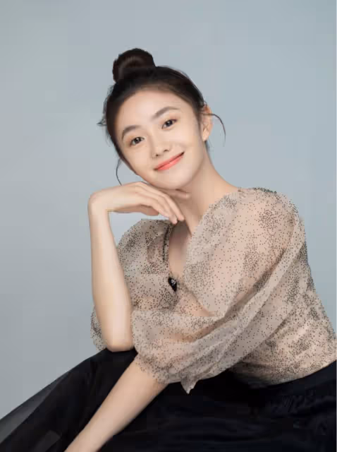 學舞蹈出身的劉浩存氣質太絕了!穿紗裙綁丸子頭,元氣滿滿好少女