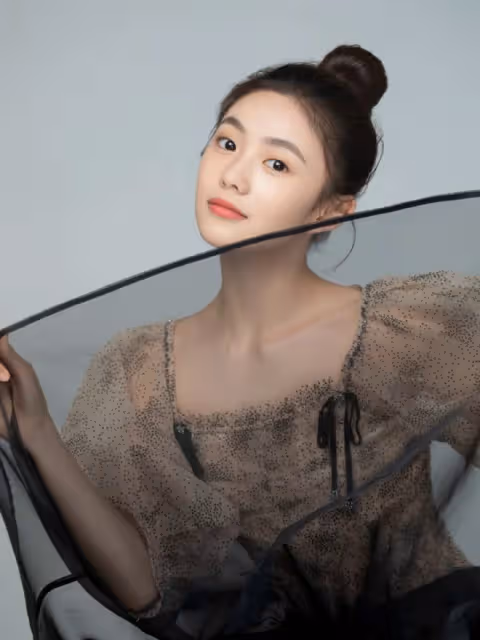學舞蹈出身的劉浩存氣質太絕了!穿紗裙綁丸子頭,元氣滿滿好少女