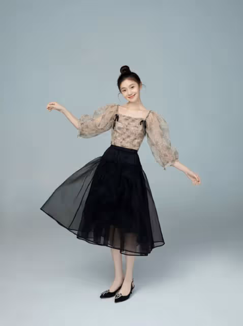 學舞蹈出身的劉浩存氣質太絕了!穿紗裙綁丸子頭,元氣滿滿好少女