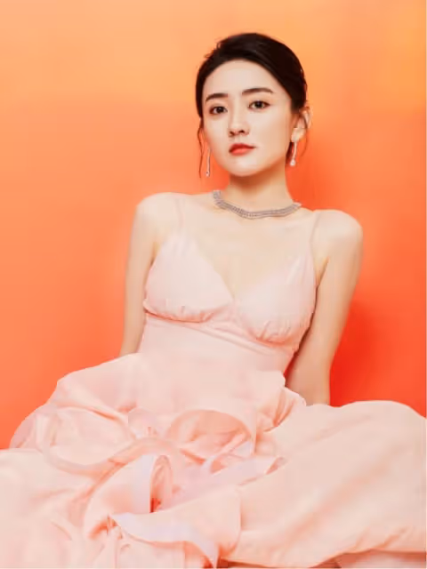 梁潔真是「寶藏女孩」!穿粉色弔帶蛋糕裙清純有氣質,少女感十足