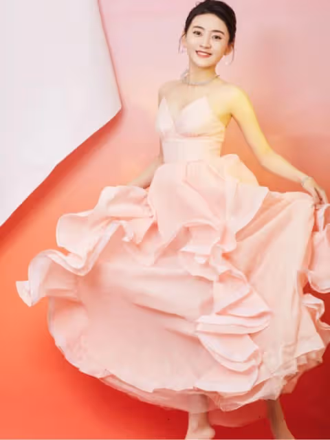 梁潔真是「寶藏女孩」!穿粉色弔帶蛋糕裙清純有氣質,少女感十足