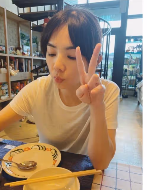 陳嘉樺還真是沒有明星包袱，穿件家居服就自拍，這少女感哪像40歲