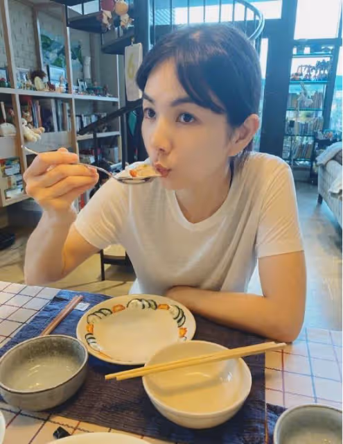 陳嘉樺還真是沒有明星包袱，穿件家居服就自拍，這少女感哪像40歲