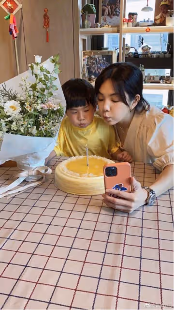 陳嘉樺還真是沒有明星包袱，穿件家居服就自拍，這少女感哪像40歲