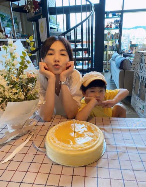 陳嘉樺還真是沒有明星包袱,穿件家居服就自拍,這少女感哪像40歲
