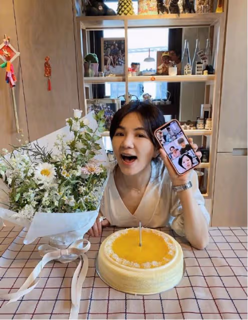 陳嘉樺還真是沒有明星包袱,穿件家居服就自拍,這少女感哪像40歲