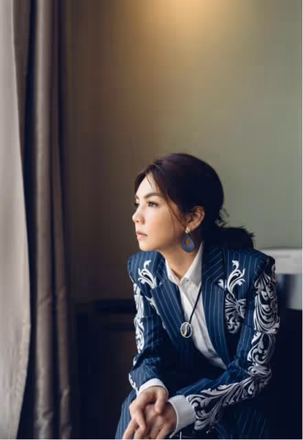 陳嘉樺還真是沒有明星包袱,穿件家居服就自拍,這少女感哪像40歲