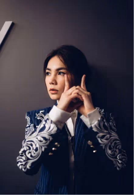 陳嘉樺還真是沒有明星包袱,穿件家居服就自拍,這少女感哪像40歲
