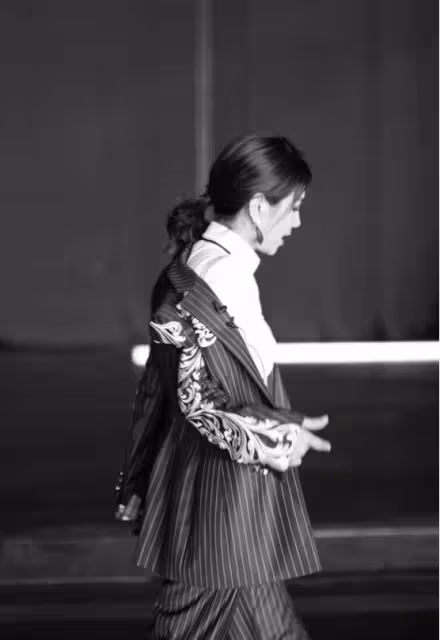 陳嘉樺還真是沒有明星包袱,穿件家居服就自拍,這少女感哪像40歲