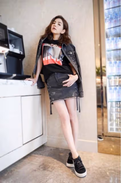 陳嘉樺還真是沒有明星包袱,穿件家居服就自拍,這少女感哪像40歲