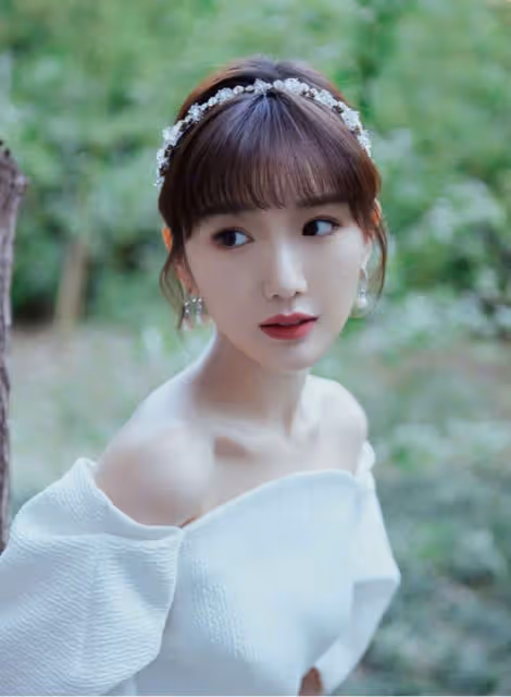 毛曉彤的氣質好「純凈」!鍾愛白色系穿搭,盡顯溫婉美麗的女人味