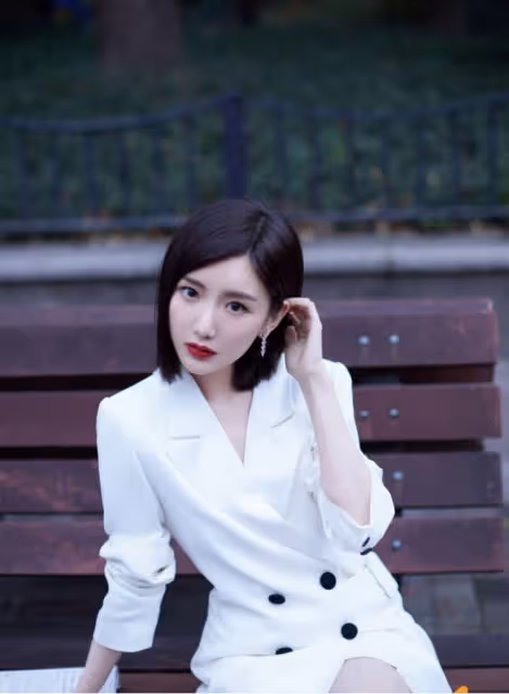 毛曉彤的氣質好「純凈」!鍾愛白色系穿搭,盡顯溫婉美麗的女人味