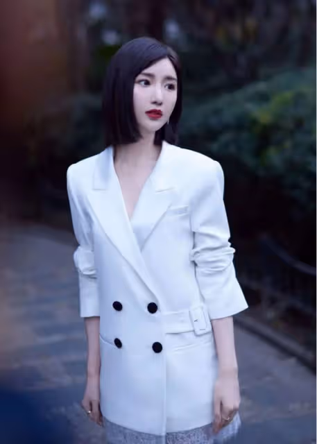 毛曉彤的氣質好「純凈」！鍾愛白色系穿搭，盡顯溫婉美麗的女人味