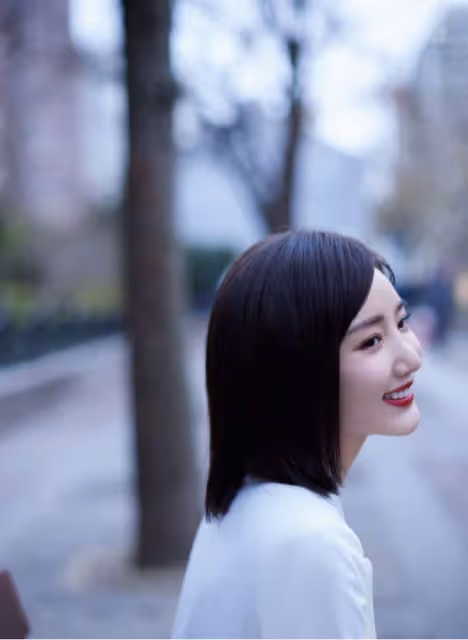 毛曉彤的氣質好「純凈」！鍾愛白色系穿搭，盡顯溫婉美麗的女人味