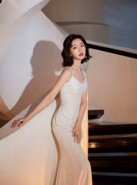 毛曉彤的氣質好「純凈」！鍾愛白色系穿搭，盡顯溫婉美麗的女人味