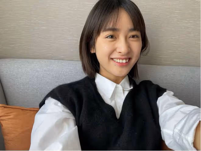 沈月這麼穿真是清新又美好!白色襯衣配針織馬甲,看上去甜美可愛
