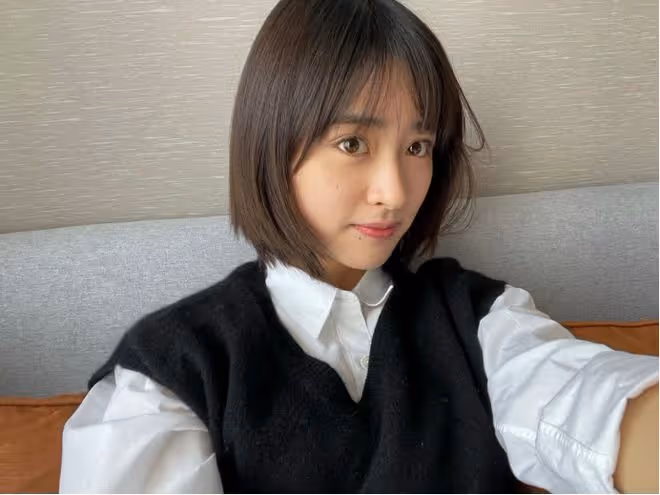 沈月這麼穿真是清新又美好!白色襯衣配針織馬甲,看上去甜美可愛