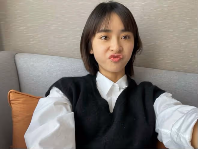 沈月這麼穿真是清新又美好!白色襯衣配針織馬甲,看上去甜美可愛