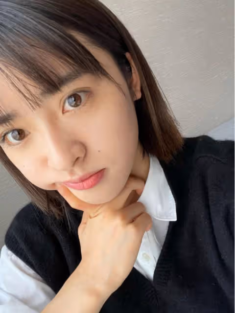 沈月這麼穿真是清新又美好!白色襯衣配針織馬甲,看上去甜美可愛