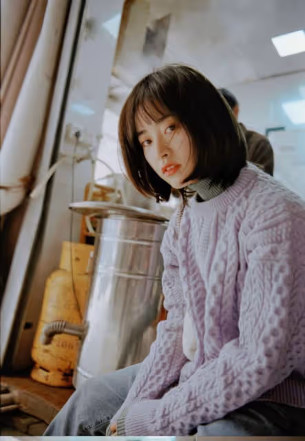 沈月這麼穿真是清新又美好!白色襯衣配針織馬甲,看上去甜美可愛