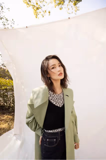 甜美的李沁也開始走氣質路線？穿墨綠色長裙太高級，身材太絕了