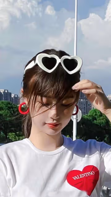 虞書欣衣品還真是拔尖，紅色愛心T甜美可人，一截白嫩細腰是亮點