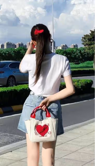虞書欣衣品還真是拔尖，紅色愛心T甜美可人，一截白嫩細腰是亮點