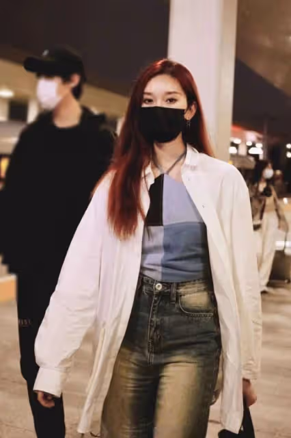 劉令姿才是「輕熟」美女吧！掛脖弔帶擋不住好身材，牛奶肌嫩出水