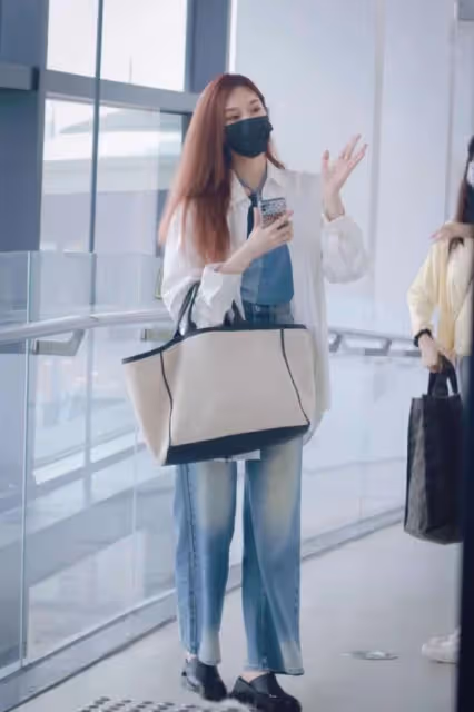 劉令姿才是「輕熟」美女吧！掛脖弔帶擋不住好身材，牛奶肌嫩出水