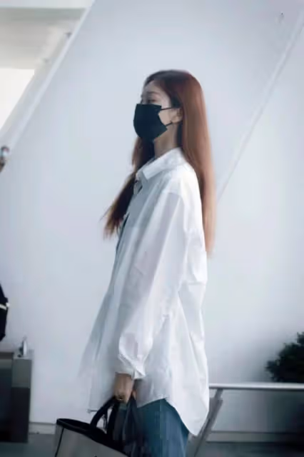 劉令姿才是「輕熟」美女吧！掛脖弔帶擋不住好身材，牛奶肌嫩出水