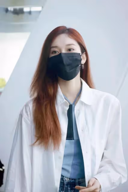 劉令姿才是「輕熟」美女吧！掛脖弔帶擋不住好身材，牛奶肌嫩出水