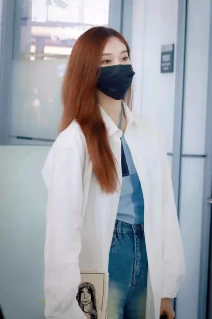 劉令姿才是「輕熟」美女吧！掛脖弔帶擋不住好身材，牛奶肌嫩出水