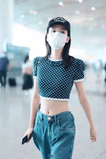 到底是誰給的喬欣底氣？90後卻穿兒童衣，也只有她這身材能穿