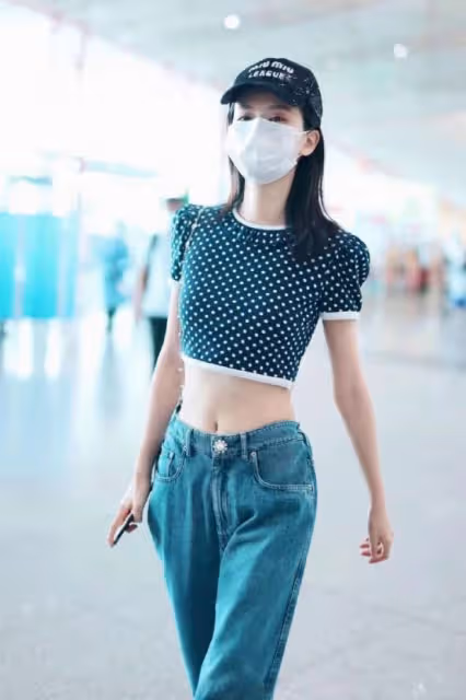 到底是誰給的喬欣底氣？90後卻穿兒童衣，也只有她這身材能穿