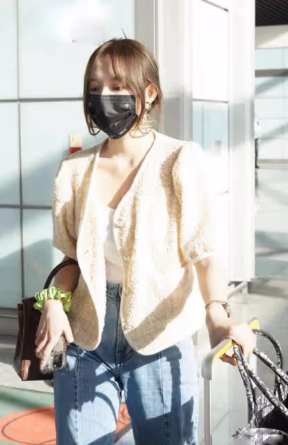 程瀟在機場又被路拍！小弔帶配黃色小香風外套，大片鎖骨精緻誘人