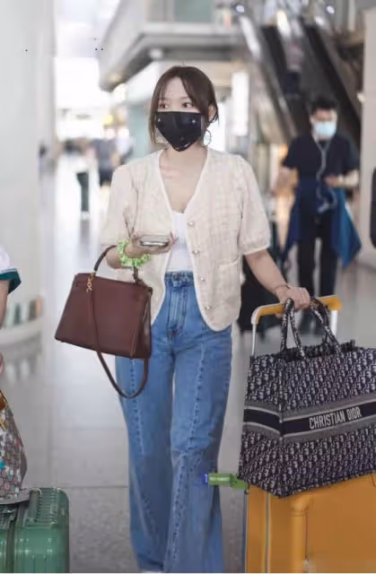 程瀟在機場又被路拍！小弔帶配黃色小香風外套，大片鎖骨精緻誘人