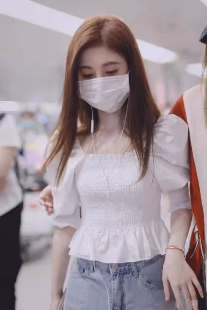 鞠婧禕這是瘦了多少斤？白色褶皺短上衣，超細「水蛇腰」有點誇張