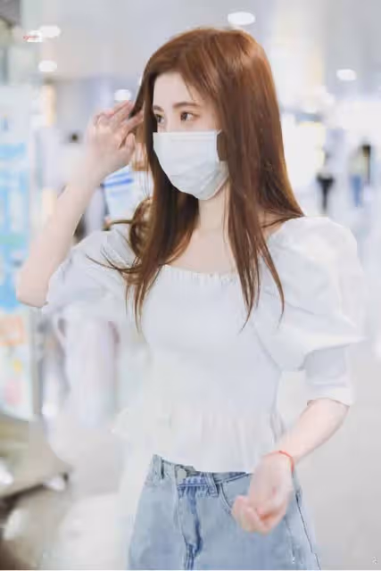 鞠婧禕這是瘦了多少斤？白色褶皺短上衣，超細「水蛇腰」有點誇張