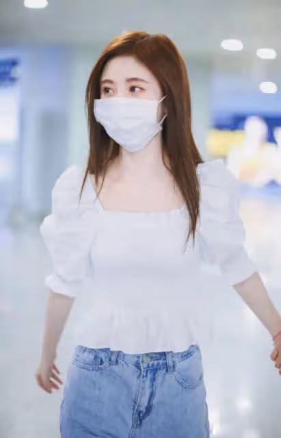 鞠婧禕這是瘦了多少斤？白色褶皺短上衣，超細「水蛇腰」有點誇張