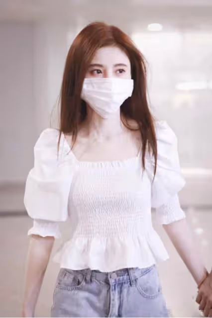 鞠婧禕這是瘦了多少斤？白色褶皺短上衣，超細「水蛇腰」有點誇張