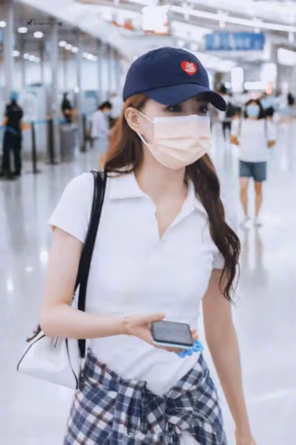 徐璐機場秀身材真有一手，緊身彈力連衣裙，長腿居然比裙子還白