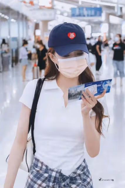 徐璐機場秀身材真有一手，緊身彈力連衣裙，長腿居然比裙子還白