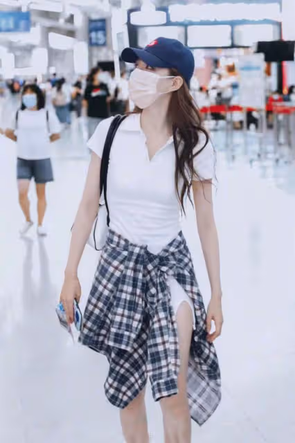 徐璐機場秀身材真有一手，緊身彈力連衣裙，長腿居然比裙子還白