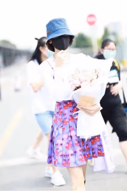 娜扎時尚感真不賴，紫弔帶裙混搭黑絲襪，「烈火紅唇」太引人注目