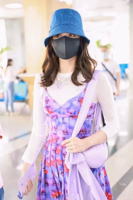 娜扎時尚感真不賴，紫弔帶裙混搭黑絲襪，「烈火紅唇」太引人注目