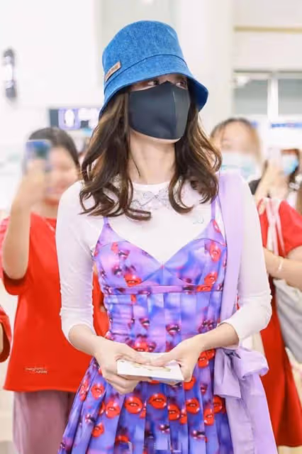 娜扎時尚感真不賴，紫弔帶裙混搭黑絲襪，「烈火紅唇」太引人注目