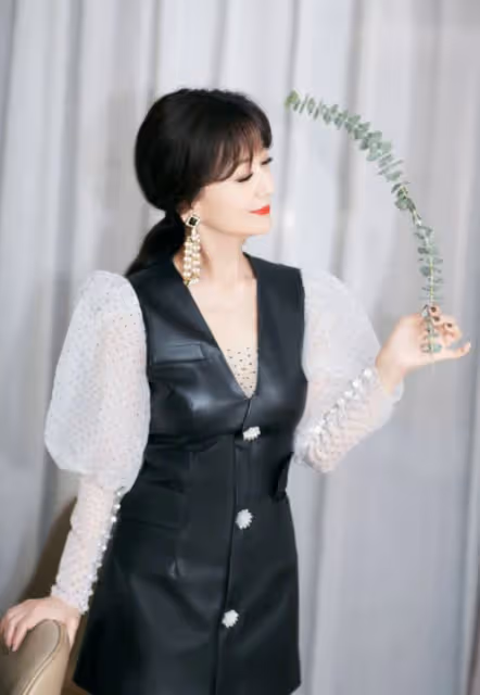 你信這是68歲嗎？趙雅芝近照空氣劉海+優雅皮衣，時尚感一點不弱