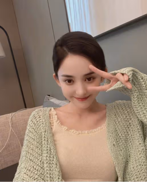 古力娜扎這鎖骨實名慕了！小弔帶+鏤空針織精緻清新，臉比脖子白