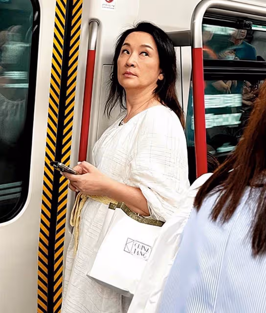 全車沒有人認出！捷運上驚現60歲「大咖女星」，手拎「打包飯菜」低頭玩手機，網贊：毫無明星架子