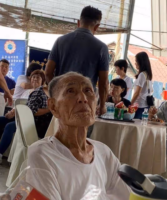 78年不捨罵一句！「阿嬤病逝」94歲阿公自備手電筒「凝望愛妻遺容」深情告白：她還是那麼美